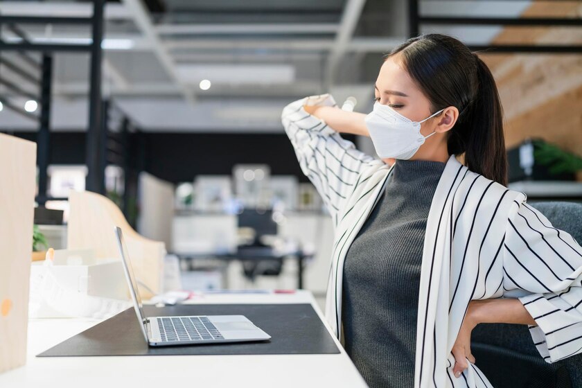 Ngồi làm việc sai tư thế gây đau nhức xương khớp