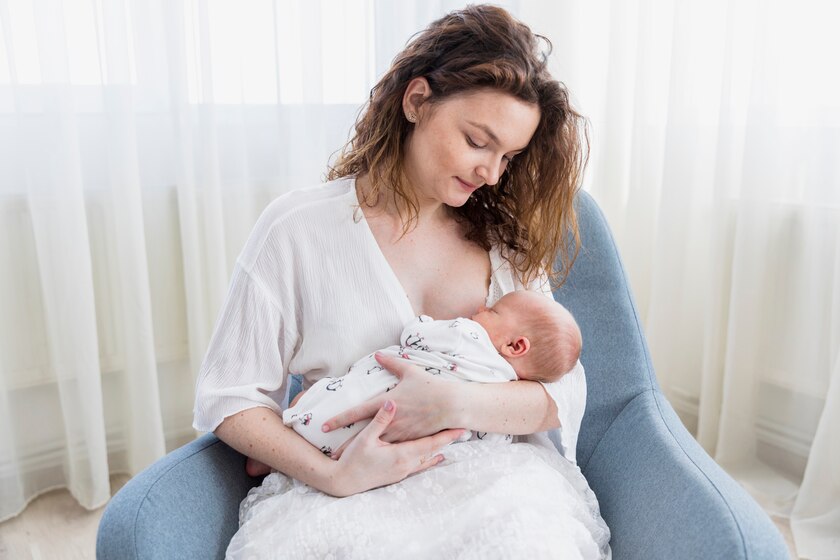 Trẻ sơ sinh bú hoàn toàn bằng sữa mẹ